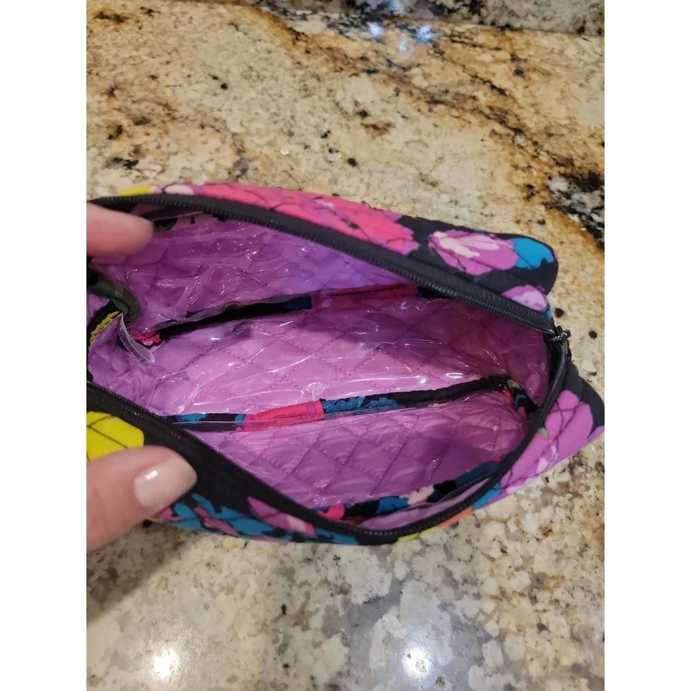 Vera Bradley Zip Up Make Up Pouch Colorful Floral Pattern.